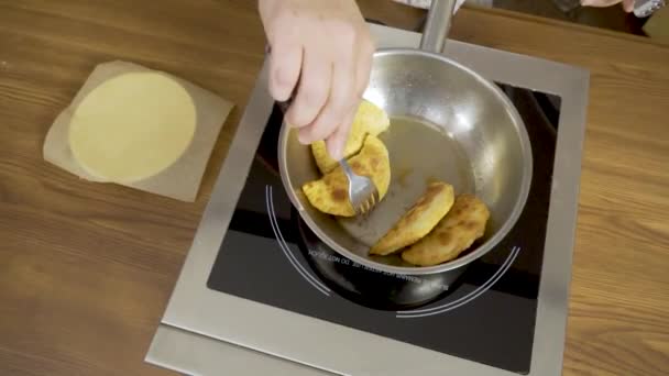 Chef Chebureks sartén de cocina — Vídeos de Stock