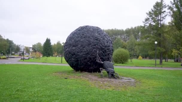 PERM, RUSIA 2020 Statuia scarabelui care rulează o minge uriașă din anvelope în timpul verii — Videoclip de stoc