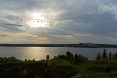 Dağ nehri, dağlar arasındaki bir kanyonda akar ve ötesine akar.