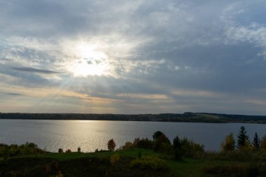 Dağ nehri, dağlar arasındaki bir kanyonda akar ve ötesine akar.