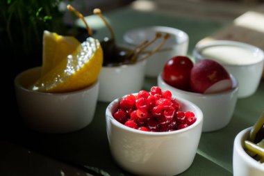 Limon dilimi. Limon dilimli kenar manzarayı kes. Lezzetli limon dilimi. Kırpma ile