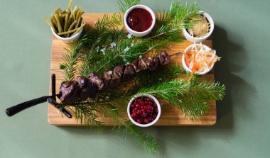 Kuzu kebabı ızgarada geyik eti.