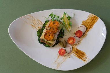 Karides ve domatesli balık tabağı.