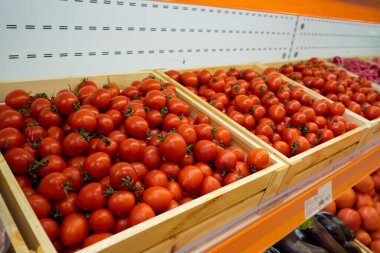 Kırmızı domates arka planı. Bir grup domates sepeti.