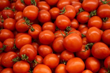 Kırmızı domates arka planı. Bir grup domates sepeti.