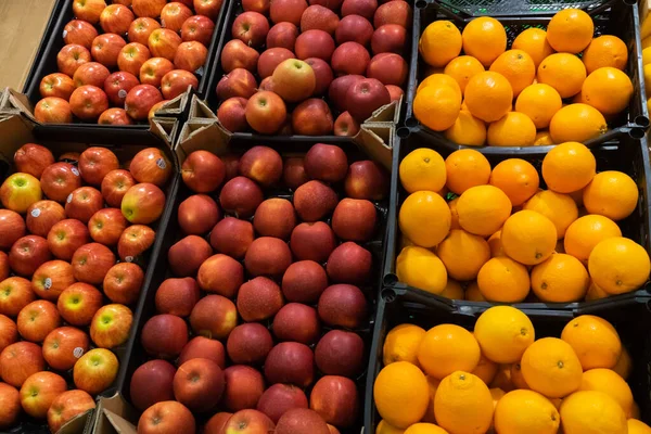 Apple, carrot and orange vitamin street-market showcase. — Stock Photo, Image