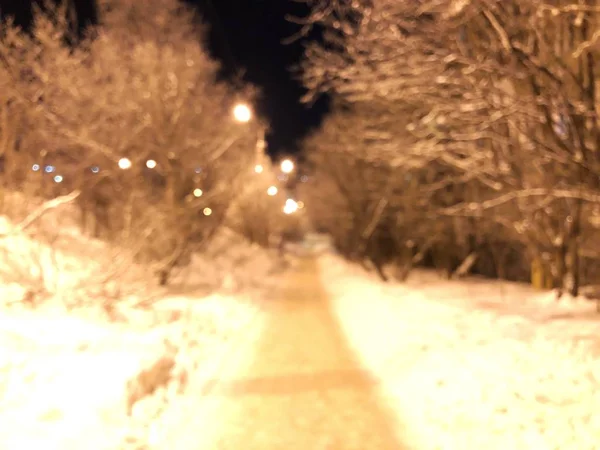 kutup gece karlı dar sokakta. Murmansk.in defocusing.