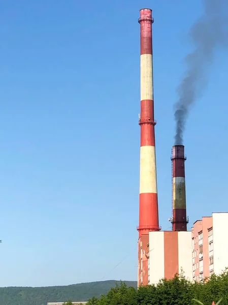 Murmansk termik santralinin borusundan duman.