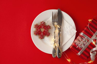 Noel için hediye kutuları, tabaklar, çatallar, bıçaklar ve kalplerle ahşap bir masa..