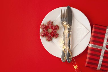 Noel için hediye kutuları, tabaklar, çatallar, bıçaklar ve kalplerle ahşap bir masa..