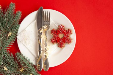 Noel için hediye kutuları, tabaklar, çatallar, bıçaklar ve kalplerle ahşap bir masa..