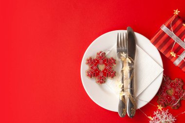 Noel için hediye kutuları, tabaklar, çatallar, bıçaklar ve kalplerle ahşap bir masa..
