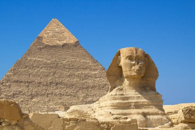Büyük Sfenks ve Chephren 'in Giza, Mısır' daki piramidi. 