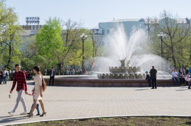 Çeşme parkta evinde,