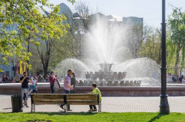 Bir dinlenme kasaba halkı fountain yakınındaki. Resmi şehir Orenburg, 