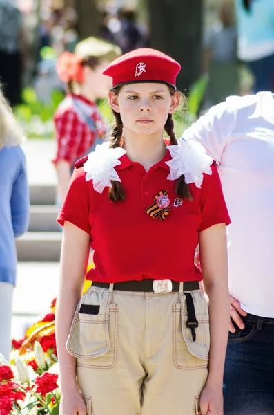 Fille Uniforme Unarmy Debout Poste Dans Garde Honneur Flamme Éternelle — Photo