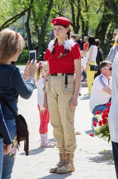 Dziewczyna Mundurze Unarmy Stojąca Posterunku Straży Honorowej Przy Wiecznym Płomieniu — Zdjęcie stockowe