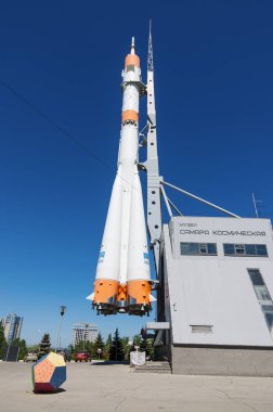Samara Uzay Müzesi. Soyuz roketi (belgili tanımlık dünya ilk InterContinental R-7 füze modifikasyonu) başlangıç konumda monte edilir. Resim Rusya, Samara kentinde çekilmiştir. 05/22/2018