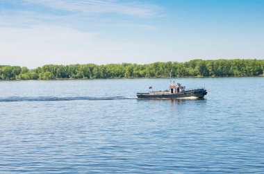Römorkör Vrd-819 (Yaroslavets türü, proje Rvn-376u) içinde Samara Volga Nehri üzerinde. Rusya