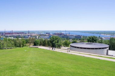 Volgograd, Rusya - 7 Haziran 2018: Hall askeri zafer Mamayev Hill, Volga görünümünü. Memorial karmaşık Volgograd (eski adı Stalingrad), Rusya Federasyonu