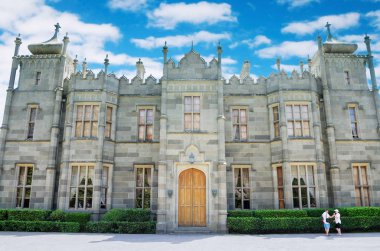 Ukrayna, Kırım Cumhuriyeti, Alupka şehri. 06 / 09 / 2018: Vorontsov Sarayı, cephenin bir parçası, turistler