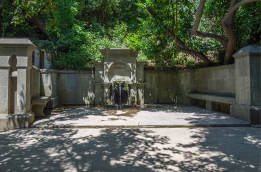 Ukrayna, Kırım Cumhuriyeti, Alupka şehri. 06 / 09 / 2018: Vorontsov parkındaki çeşme, taş banklar