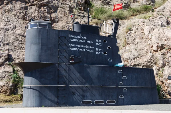 ソ連の潜水艦乗組員の記念碑 バラクラバ クリミア共和国2018 潜水艦の操舵室 バラクラの湾の海岸にソ連の潜水艦乗組員の記念碑 — ストック写真