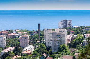 Denizin kenarında Resort şehir. Kırım Cumhuriyeti. Foros tipi kentsel yerleşim. South Coast Highway görünümünden