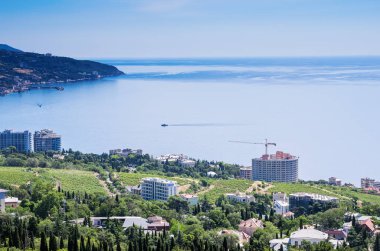 Denizin kenarında Resort şehir. Kırım Cumhuriyeti, Yalta. 06.13.2018: Yalta ve Karadeniz Mount AI Petri görünümü