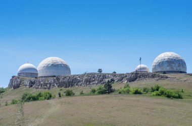 Kırım Cumhuriyeti. 06/13/2018: askeri radar istasyonu üst kısmında Perepelina dağ, Ai-Petri Yaylası