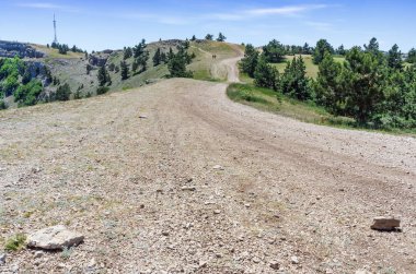 Dağın tepesinde giden yol. Kırım Cumhuriyeti. 06.13.2018. toprak yolun üst Mount Ai-Petri