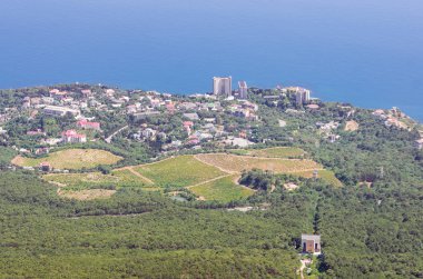 Dağın tepesinden sahil kasabası görüntüleyin. Kırım Cumhuriyeti. 06.13.2018. şehir Koreiz ve teleferik Miskhor - Ai-Petri