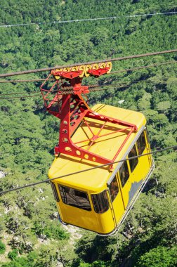 Cable car orman yüksek. Kırım Cumhuriyeti. 06.13.2018. teleferik Mishor - Ai-Petri
