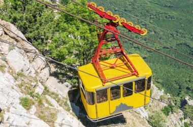 Cable car orman yüksek. Kırım Cumhuriyeti. 06.13.2018. Mishor - teleferik araba AI-Petri istasyonunda Top geldi.