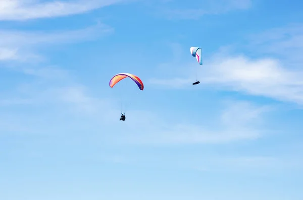 两个滑翔伞在天空的背景上飞行与轻的云朵 — 图库照片