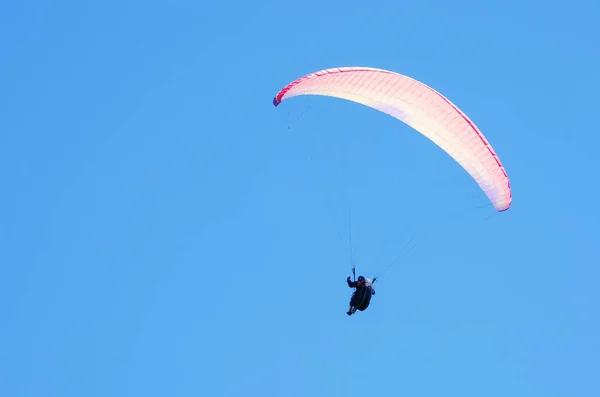 Yamaçparaşütü Gökyüzüne Karşı Kırım Cumhuriyeti Uçuş Gökyüzüne Karşı Yamaçparaşütü Sporcunun — Stok fotoğraf