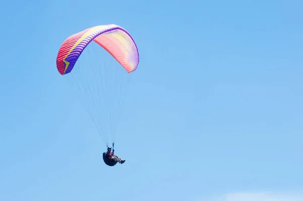 패러글라이더는 하늘에 한입니다 크리미아의 공화국입니다 2018 하늘에 패러글라이더 선수의 — 스톡 사진