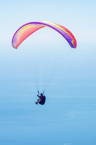 Yamaçparaşütü Denize Kırım Cumhuriyeti 2018 Yamaçparaşütü Sporcunun Denizden Uçuş — Stok fotoğraf