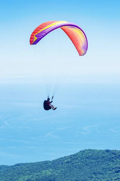 滑翔伞在海岸上 克里米亚共和国 一名滑翔伞运动员在艾佩特里山地区海岸上空飞行 — 图库照片