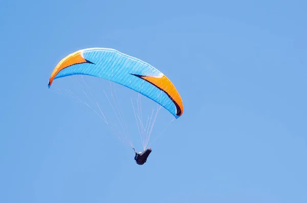 Vlucht Van Een Paraglider Atleet Tegen Hemel — Stockfoto