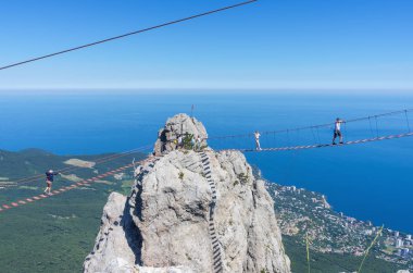 Asma köprü uçurum üzerinde. Kırım Cumhuriyeti. 06.13.2018. asma köprü Mount Ai-Petri üzerinde. Turistler için aşırı cazibe