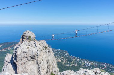 Asma köprü uçurum üzerinde. Kırım Cumhuriyeti. 06.13.2018. asma köprü Mount Ai-Petri üzerinde. Turistler için aşırı cazibe