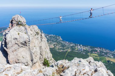 Asma köprü uçurum üzerinde. Kırım Cumhuriyeti. 06.13.2018. asma köprü Mount Ai-Petri üzerinde. Turistler için aşırı cazibe