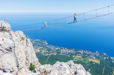 Asma köprü uçurum üzerinde. Kırım Cumhuriyeti. 06.13.2018. asma köprü Mount Ai-Petri üzerinde. Turistler için aşırı cazibe