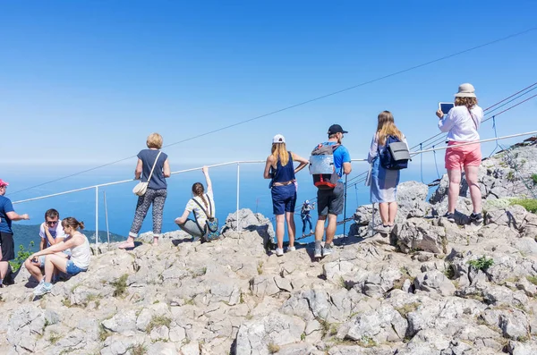 Touristen Auf Dem Gipfel Des Berges Republik Krim 2018 Aussichtsplattform — Stockfoto