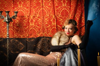 Bir sigara ile bir gece elbisesi kız. Studio retro tarzı fotoğraf