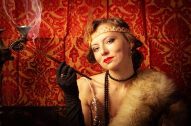 Bir sigara ile bir gece elbisesi kız. Studio retro tarzı fotoğraf