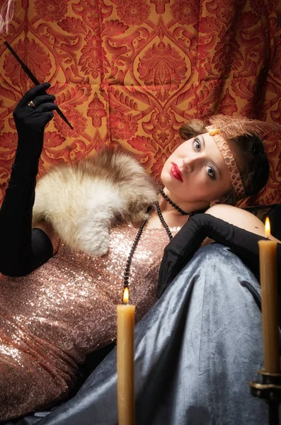 Bir sigara ile bir gece elbisesi kız. Studio retro tarzı fotoğraf