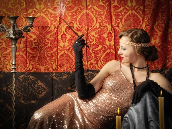 Bir sigara ile bir gece elbisesi kız. Studio retro tarzı fotoğraf