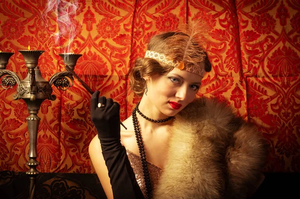 Bir sigara ile bir gece elbisesi kız. Studio retro tarzı fotoğraf